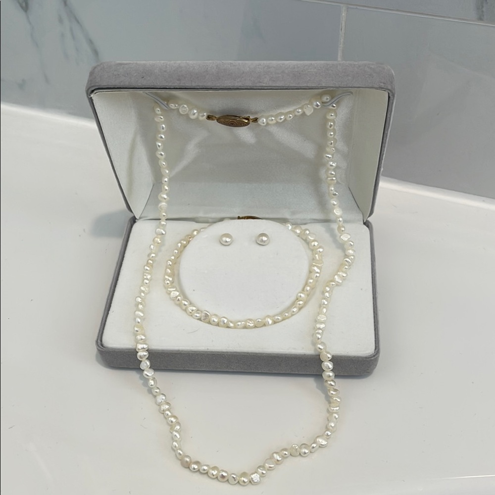Elegant White Pearl Jewelry Set